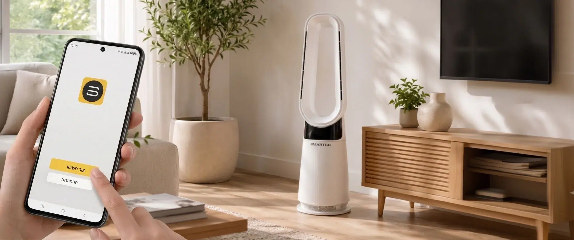 טלפון עם אפליקציית SMARTER לצד PureClimate H4 בחלל מגורים עם צמח וטלוויזיה