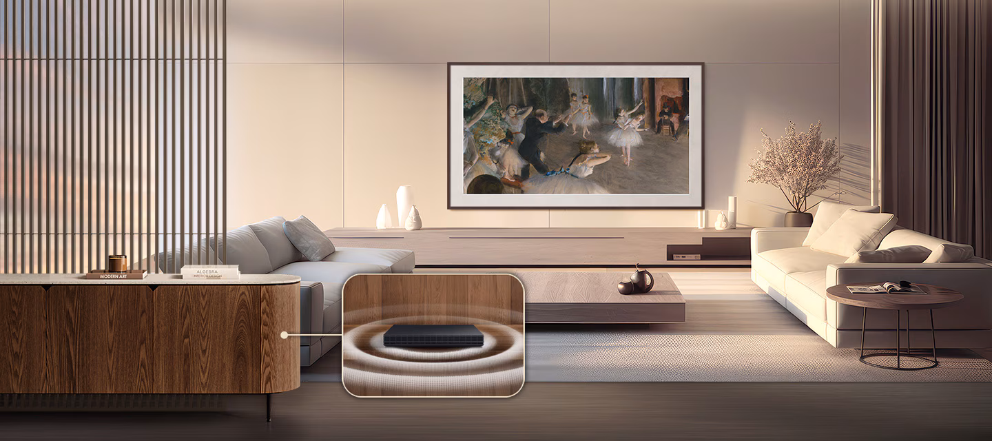 The Frame Pro מותקנת בסלון לצד המחשת Wireless One Connect