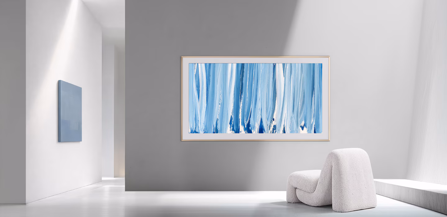 Samsung The Frame Pro בחלל בהיר עם יצירת אומנות כחולה