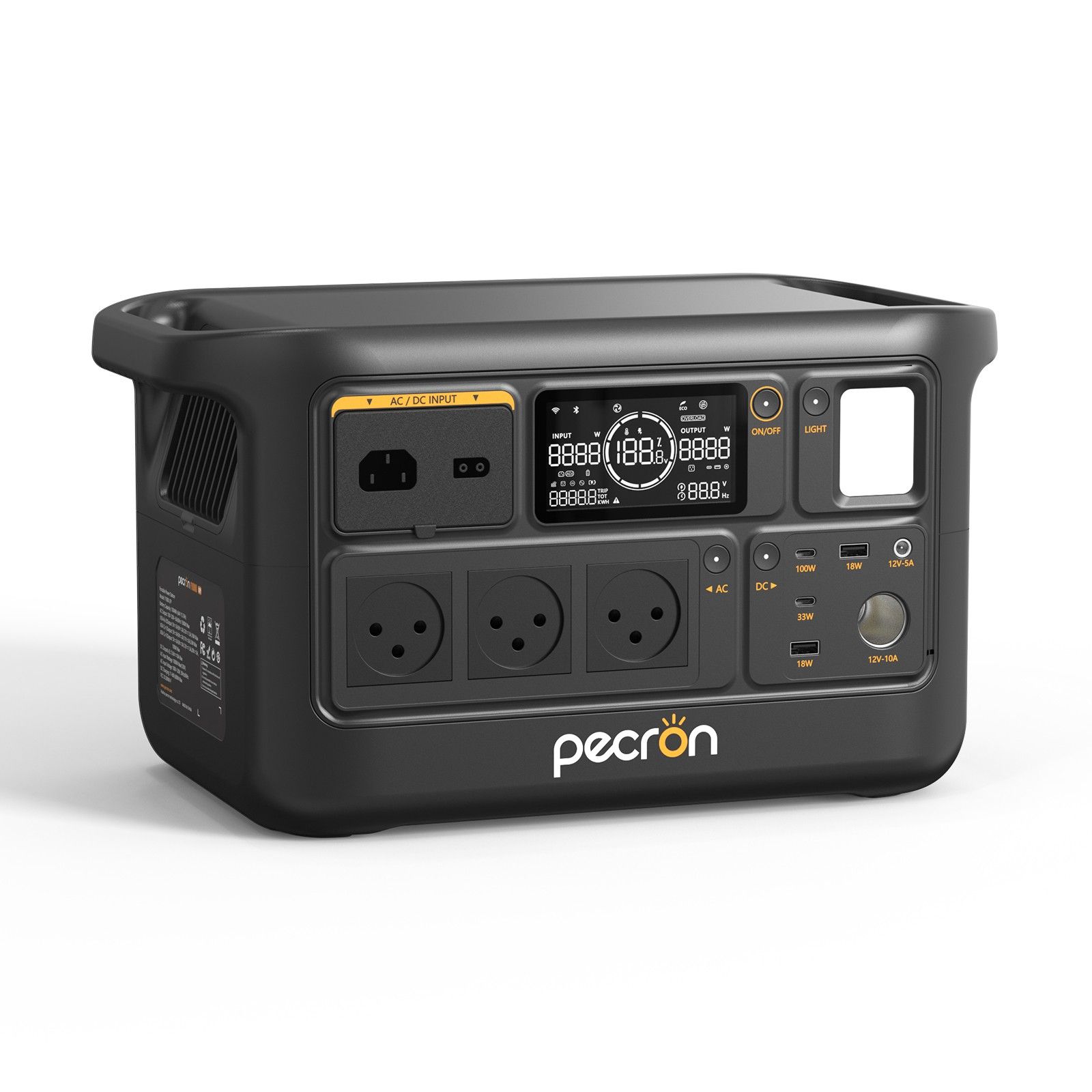 PECRON F1000LFP – מבט על הפאנל הקדמי והחיבורים תחנת PECRON F1000LFP במבט אלכסוני עם תצוגה קדמית, תאורה, שקעי חשמל ופתחי אוורור בצד